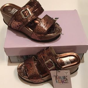 NWT MUKLUKS sandals wedges shiny bronze shoes 6